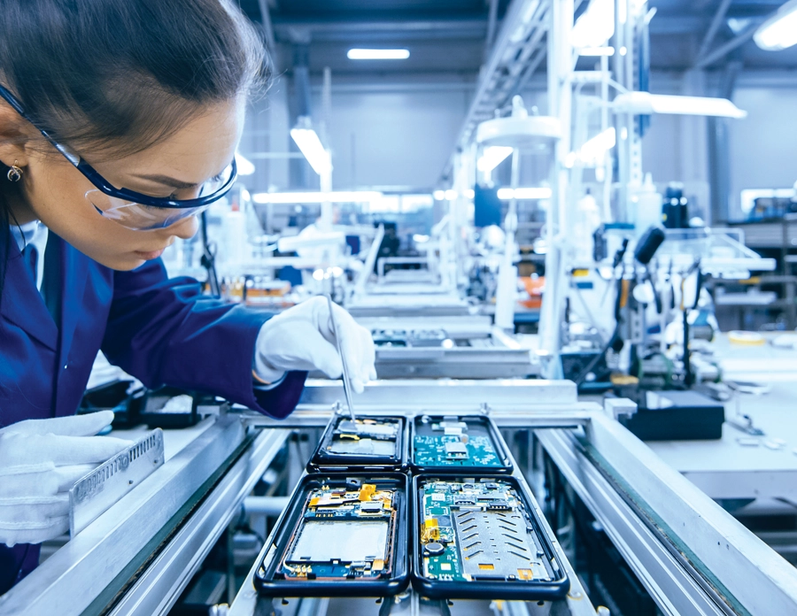 AdobeStock_264619024_Electronics_900x696